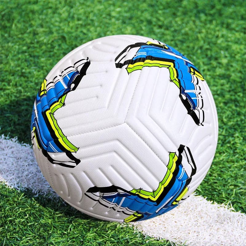 Ballon de football en action sur le gazon, idéal pour les passionnés du sport.