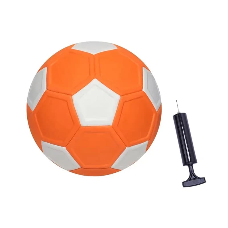 Ballon de football professionnel en action sur un terrain de sport, idéal pour les joueurs et amateurs du football.