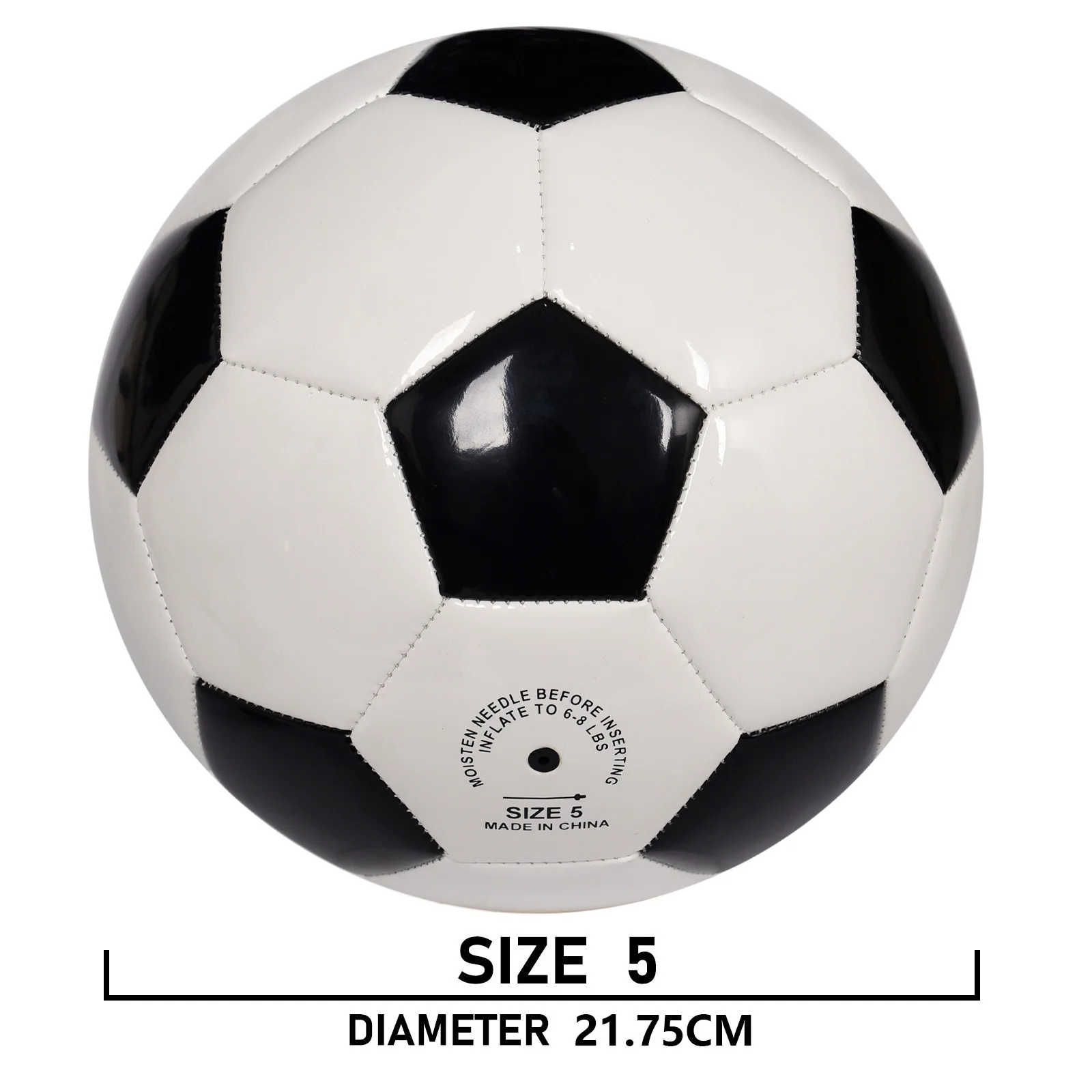 Ballon de football en action sur terrain de jeu, offrant une excellente tenue pour tous les joueurs.