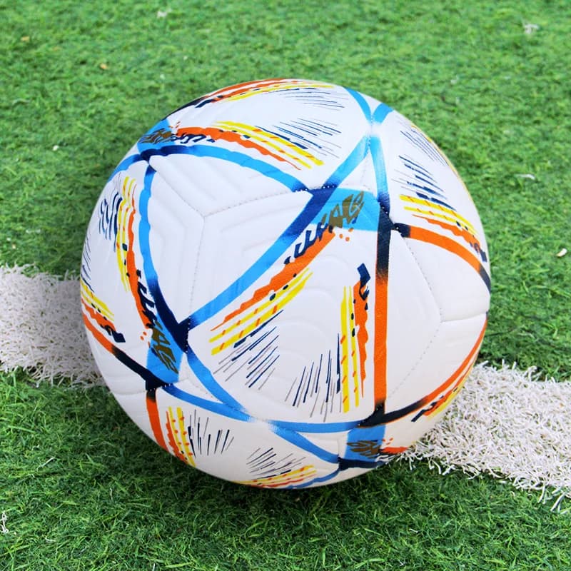 Ballon de football de haute qualité pour entraînement et compétition, avec un design attractif et résistant.