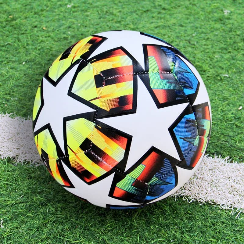 Ballon de football en action sur un terrain, représentant la qualité et l'enthousiasme du jeu.