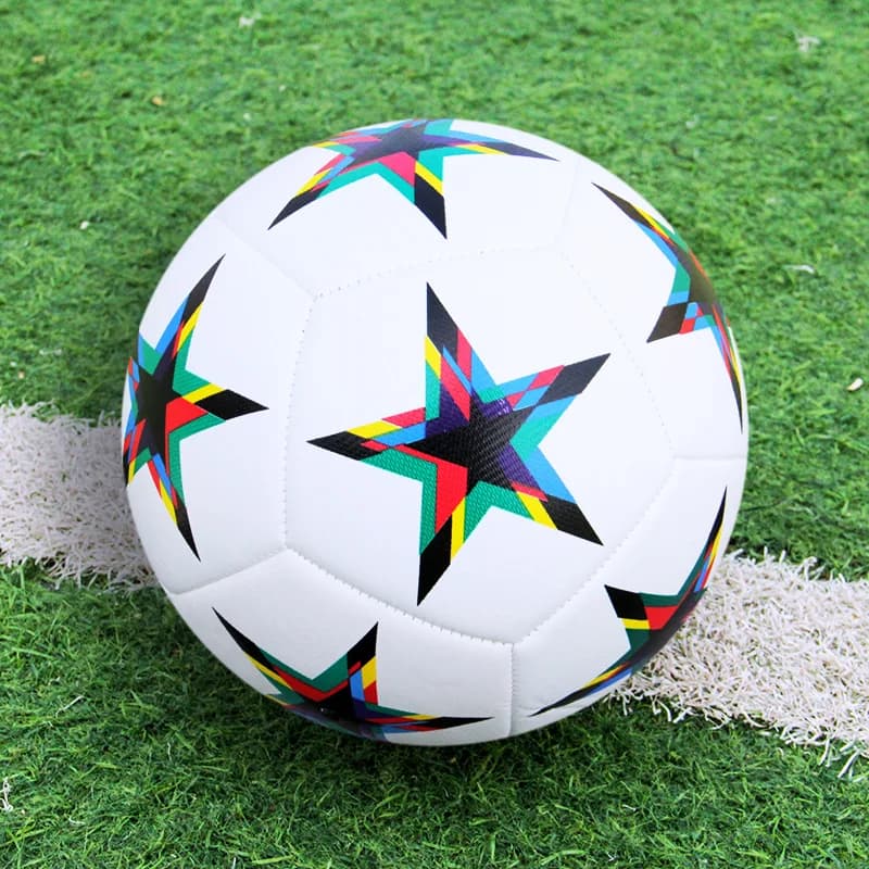 Ballon de football de haute qualité sur fond blanc, idéal pour les joueurs amateurs et professionnels.