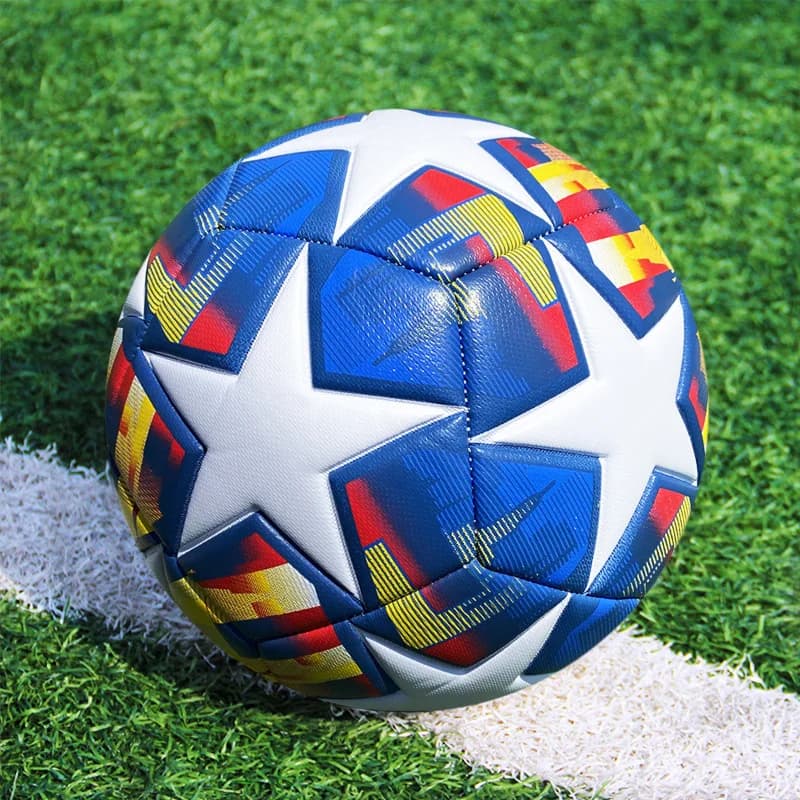 Ballon de football professionnel en action sur un terrain, idéal pour les amateurs et les compétitions.
